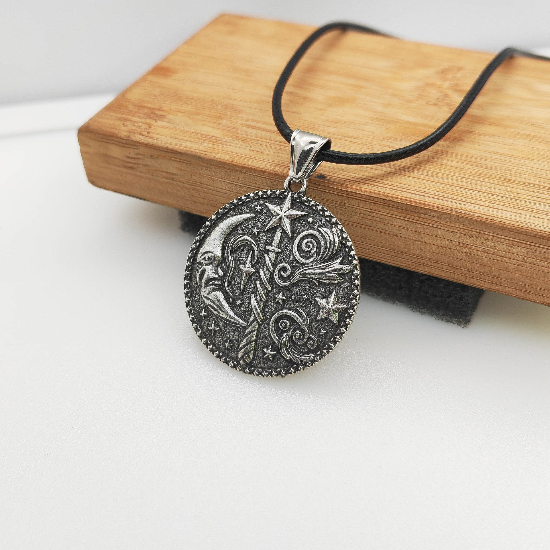 Wholesale Vintage Wizard and Moon Witchcraft Pendant Celestial Engraving Necklace